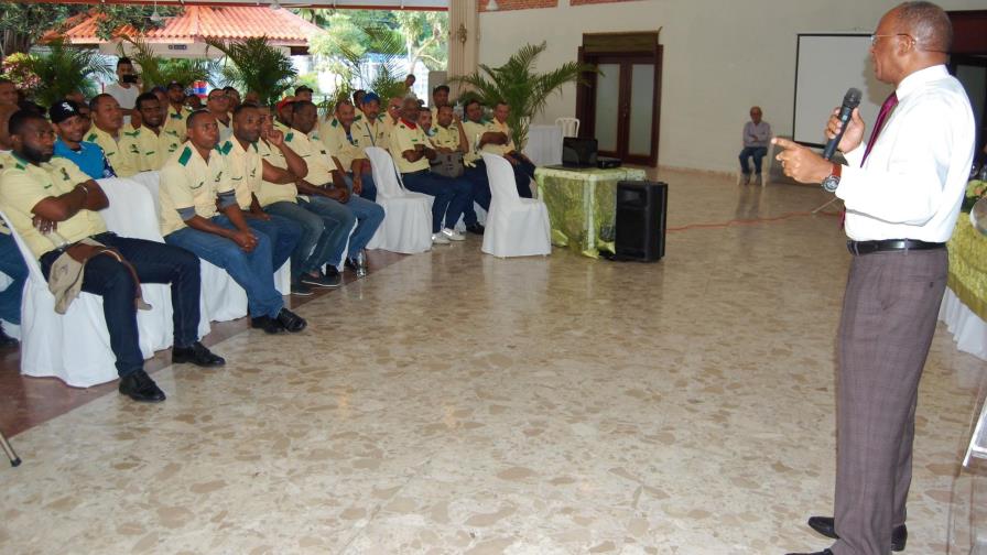 Director OMSA traza lineamientos a choferes para mejorar servicio Director OMSA traza lineamientos a choferes para mejorar servicio