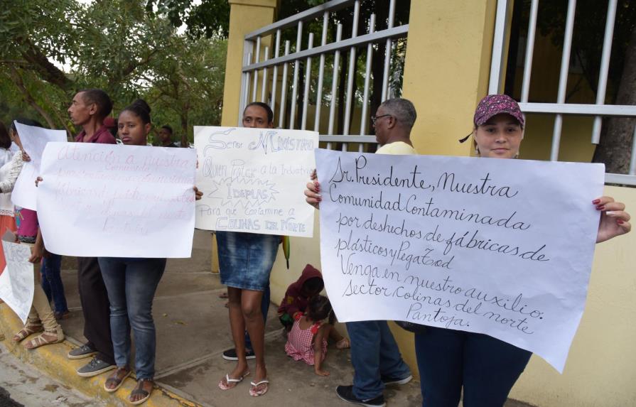 Moradores de Pantoja protestan frente a Medio Ambiente por cierre de empresas