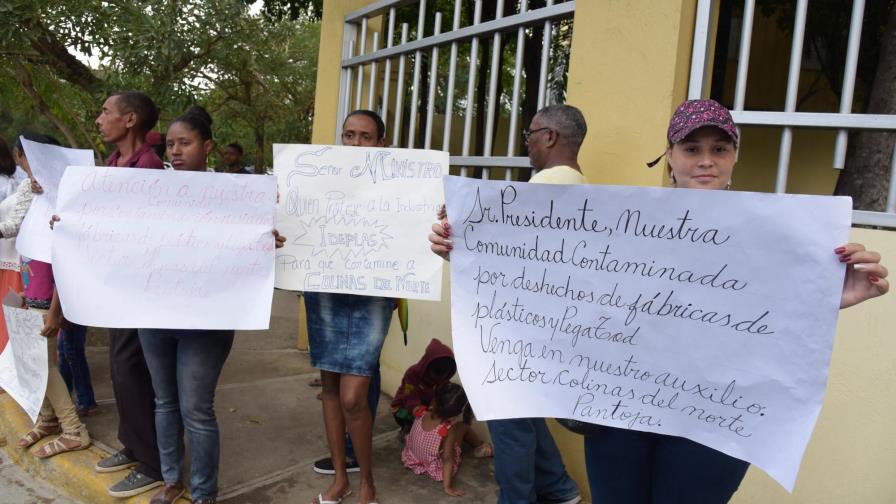 Moradores de Pantoja protestan frente a Medio Ambiente por cierre de empresas