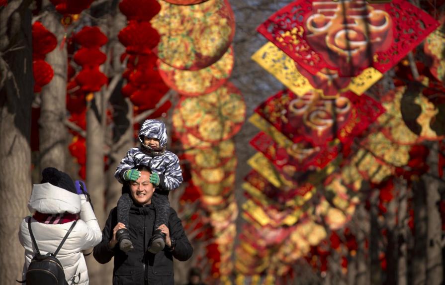 China recibe el Año del Perro con una explosión de color y espiritualidad