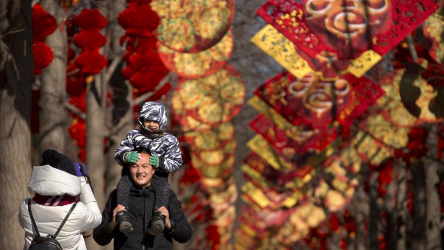 China recibe el Año del Perro con una explosión de color y espiritualidad