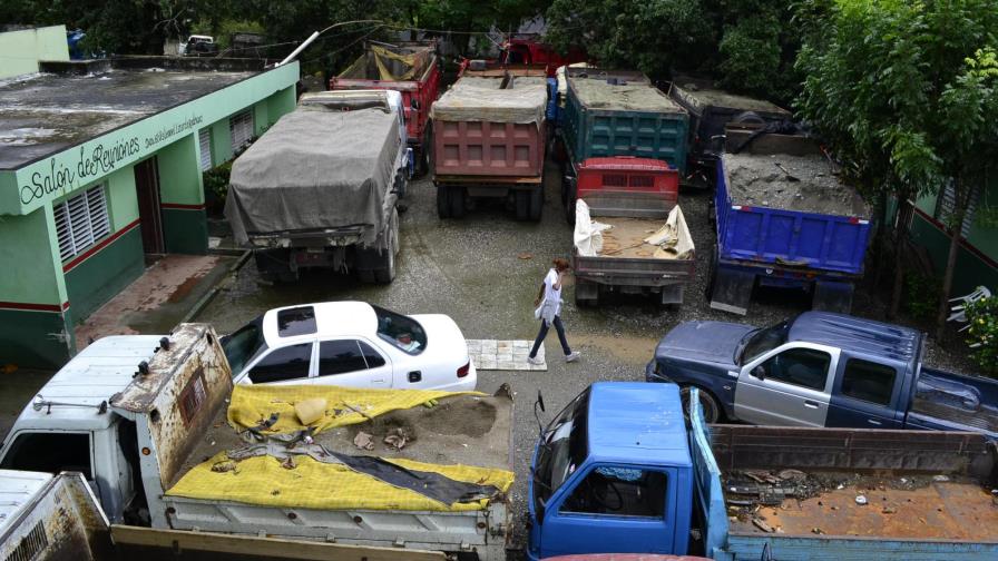 Detienen camiones por transportar arena extraen de forma ilegal