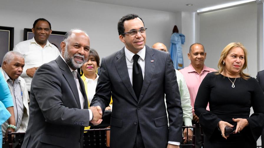 Educadores piden diálogo para resolver el conflicto entre ADP y Educación