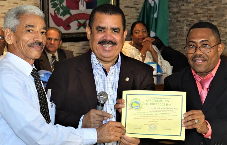 Ingenieros agrónomos galardonaron al senador Adriano Sánchez Roa