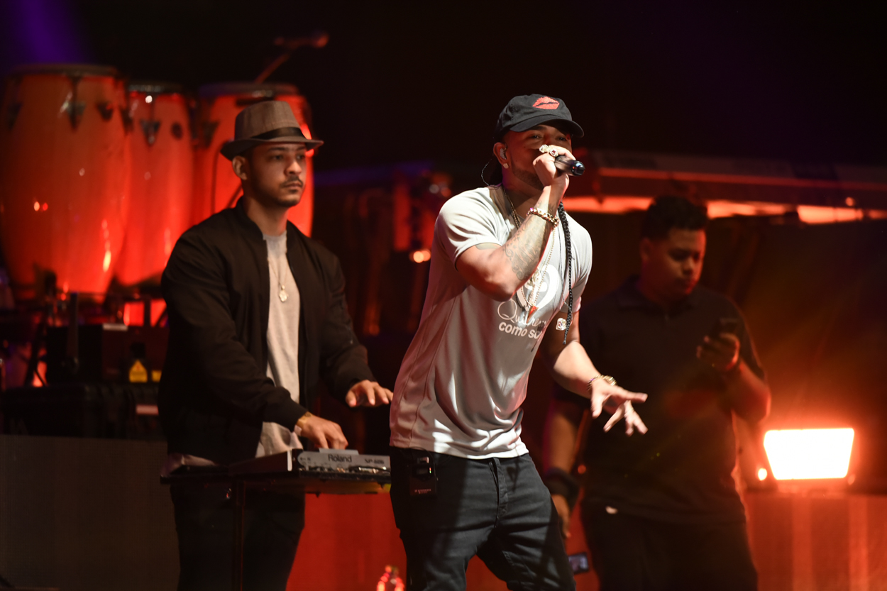 Mozart La Para canta al publico de Quiéreme Como Soy. 