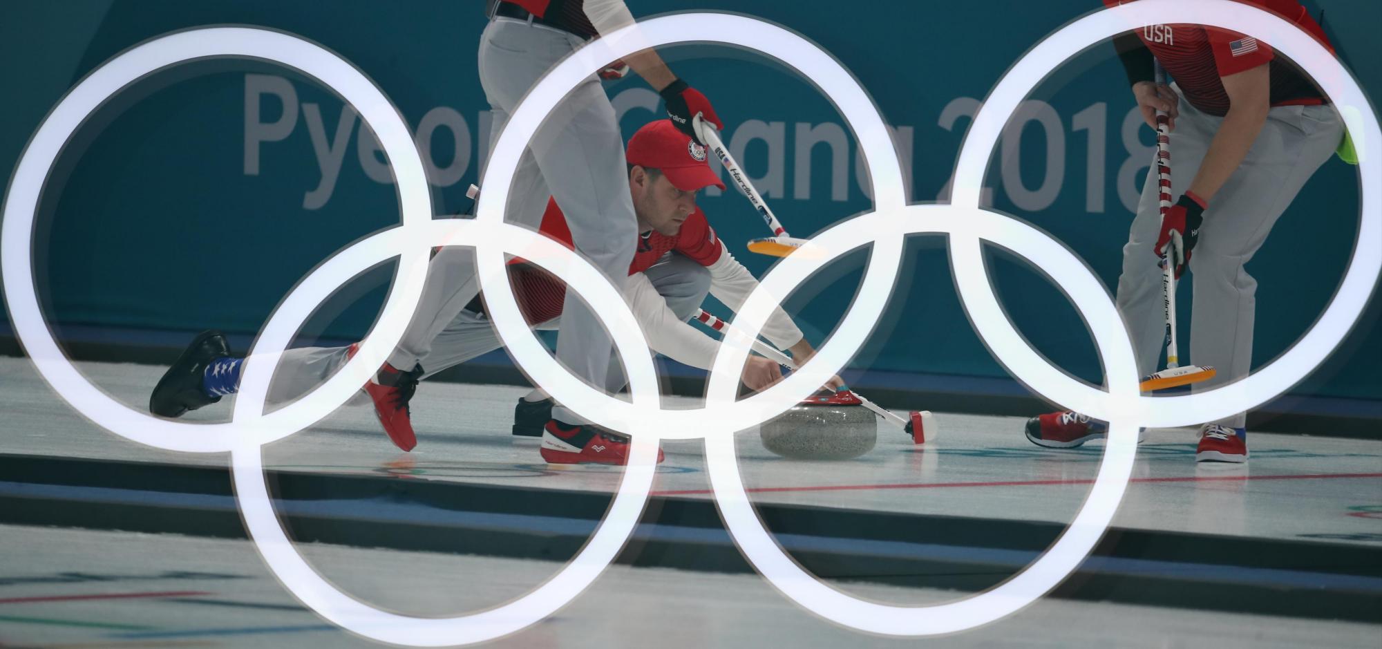 Una imagen de exposición múltiple muestra a John Shuster de los Estados Unidos en acción durante el partido Men’s Curling Round Robin entre Noruega y los EE. UU. En el Gangneung Curling Center, en Gangneung, durante el Juegos Olímpicos de Invierno PyeongChang 2018, Corea del Sur, 18 de febrero de 2018.