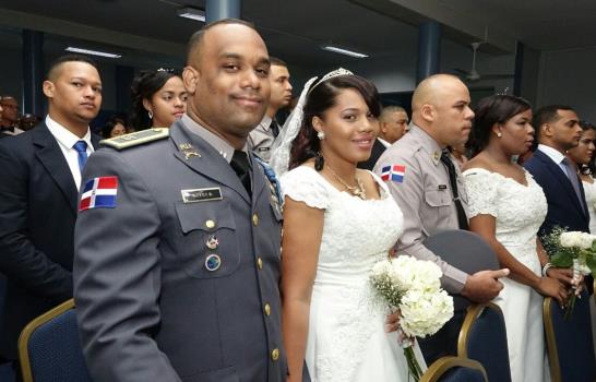 Policía Nacional celebra boda colectiva de agentes de esa institución