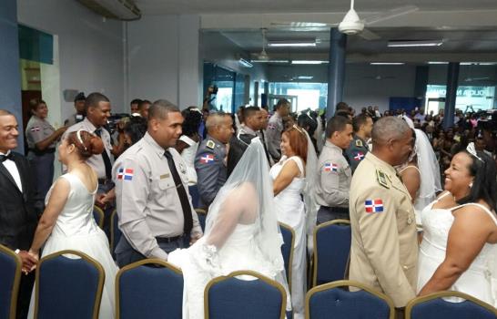 Policía Nacional celebra boda colectiva de agentes de esa institución