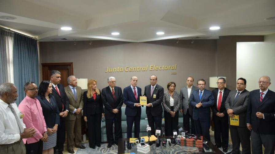 Bloque opositor entrega a la JCE su versión sobre las leyes de Partidos Políticos y Electoral