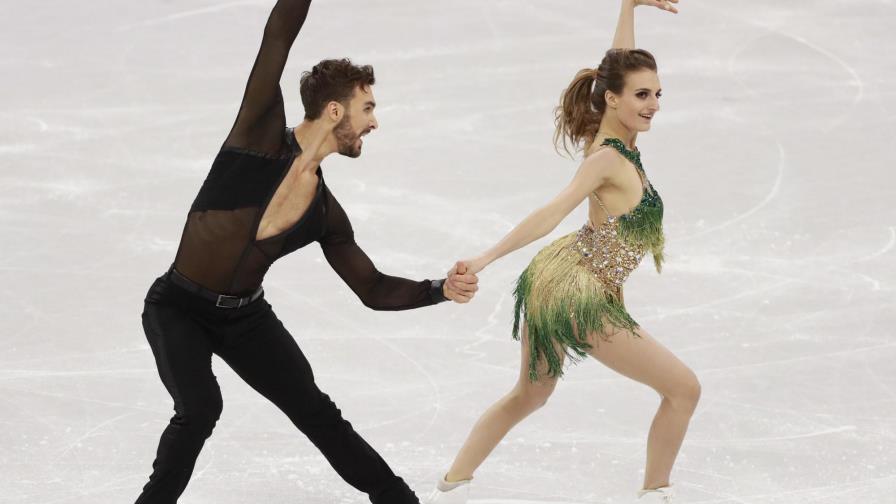 Patinadora francesa sufre problema de vestuario