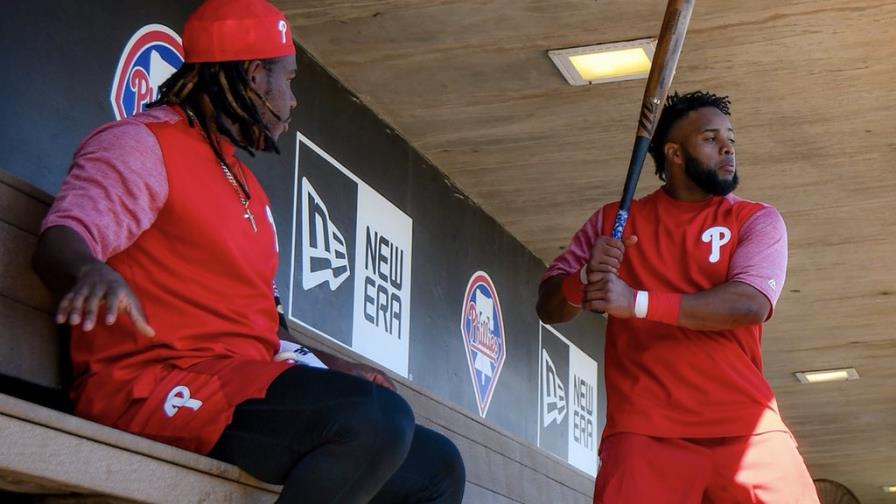 Carlos Santana le da orientaciones a Maikel Franco en los Filis