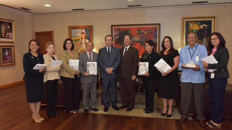 Banco Central dona libros de su colección