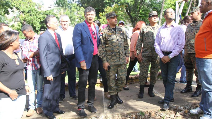 Autoridades trasladarán réplica de torre Eiffel de la avenida Luperón