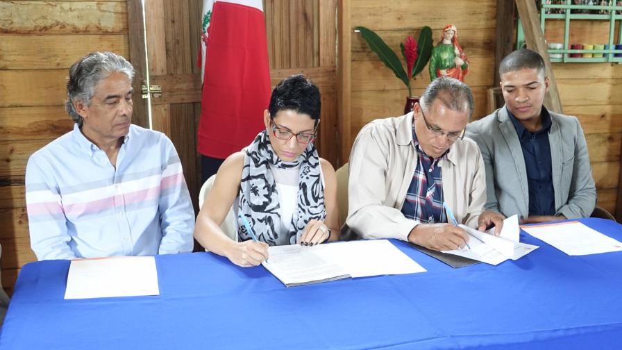 Entidades acuerdan acciones para fomentar liderazgo comunitario en Moca