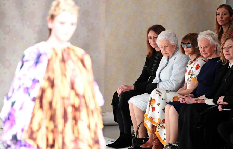 La reina Isabel II sorprende al asistir a la Semana de la Moda de Londres