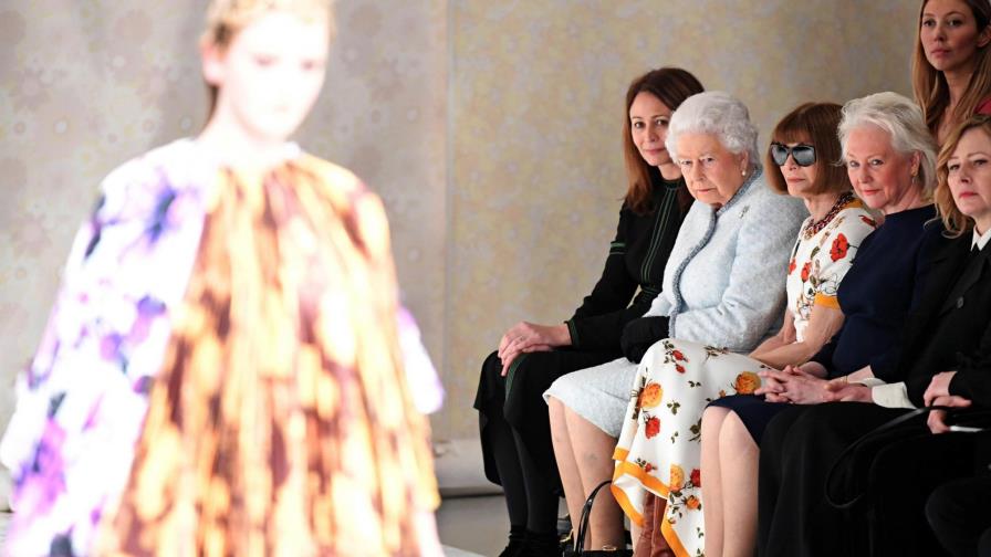 La reina Isabel II sorprende al asistir a la Semana de la Moda de Londres