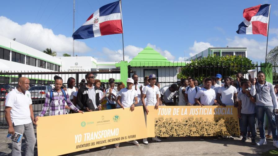 Jóvenes van a instituciones públicas y exigen mayor participación en ella