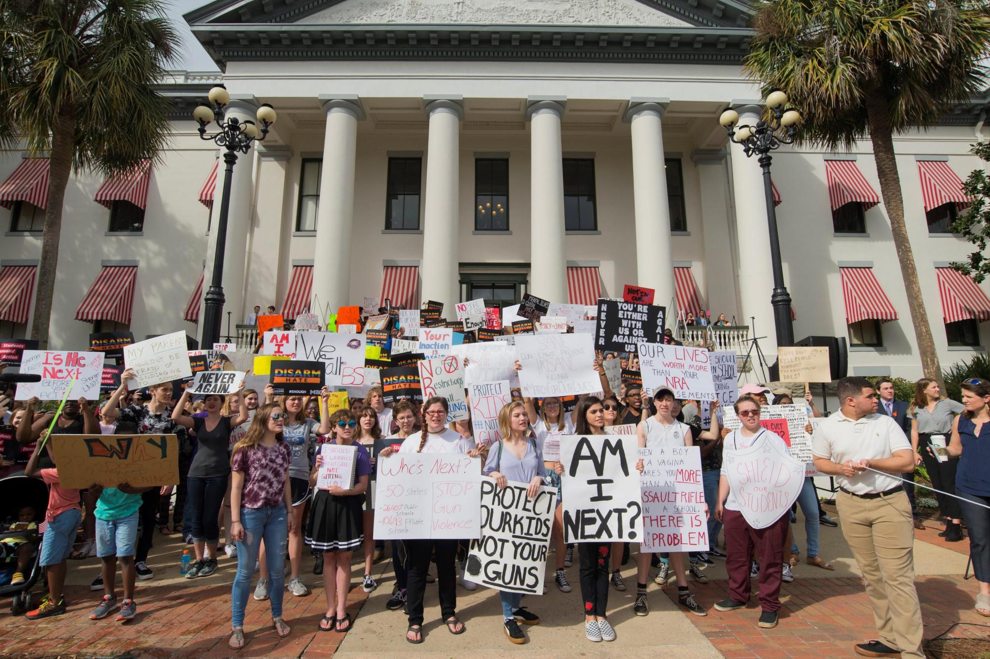 Manifestantes protestan ante el Congreso de Florida en Tallahassee, Florida (Estados Unidos) hoy, 21 de enero de 2018, cuyos legisladores desoyó las peticiones a favor de restringir la venta de armas de fuego. 