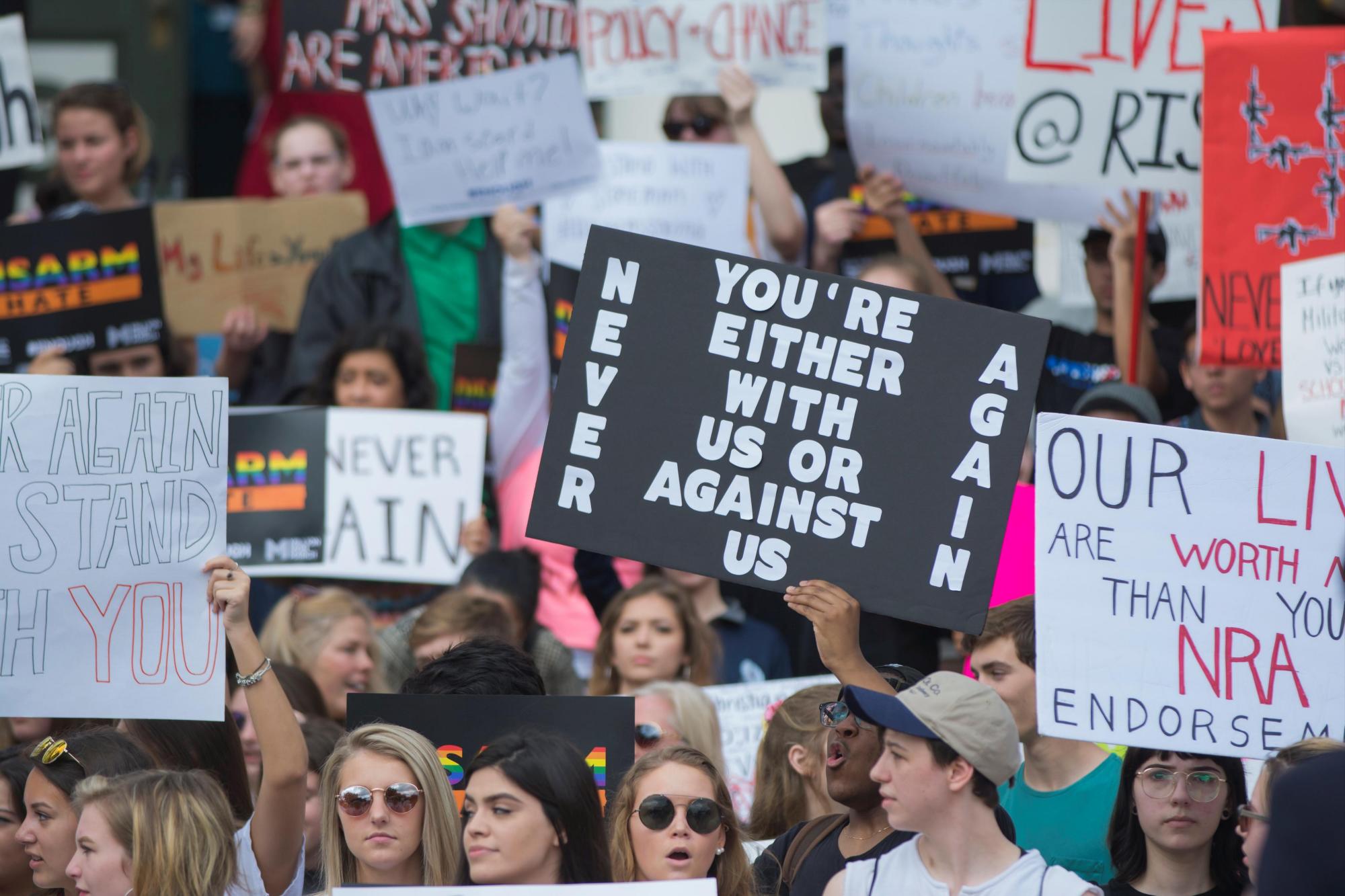 Manifestantes protestan ante el Congreso de Florida en Tallahassee, Florida (Estados Unidos) hoy, 21 de enero de 2018. 