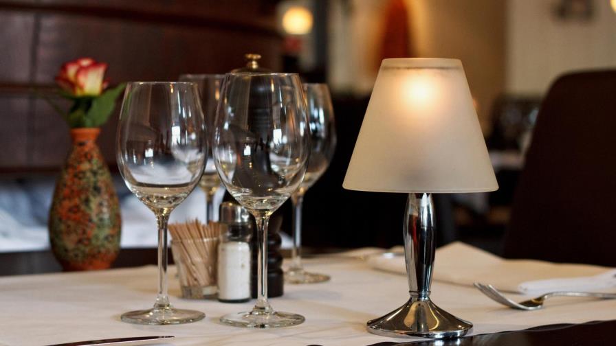 Cena de lujo en habitación secreta