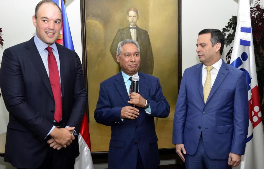 Posesionan al nuevo presidente del Indotel, Henry Molina