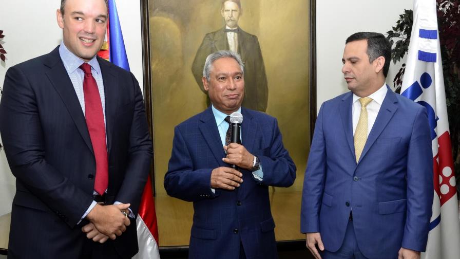 Posesionan al nuevo presidente del Indotel, Henry Molina Posesionan al nuevo presidente del Indotel, Henry Molina