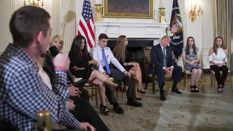 Trump discute en la Casa Blanca la idea de armar profesores