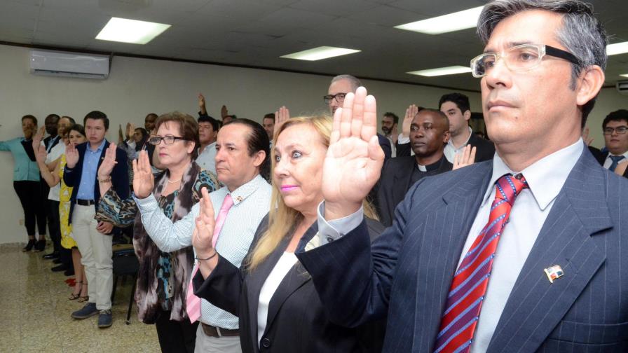 Ministerio de Interior juramenta a 55 extranjeros como dominicanos Ministerio de Interior juramenta a 55 extranjeros como dominicanos