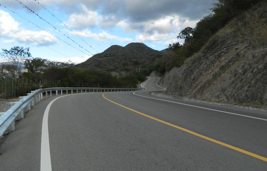 Gobierno entrega carretera Padre Las Casas-Guayabal, en Azua