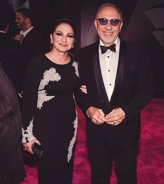 Estrellas latinas se visten de negro en la alfombra de los Premios Lo Nuestro
