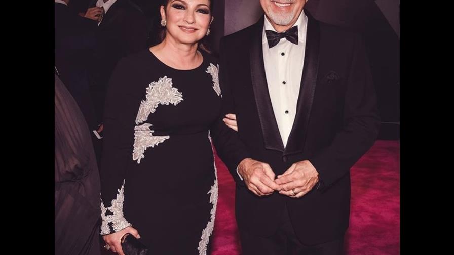 Estrellas latinas se visten de negro en la alfombra de los Premios Lo Nuestro