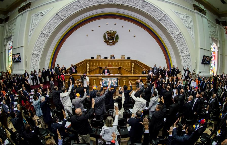 Opositores venezolanos rechazan adelanto Legislativas ante silencio oficial