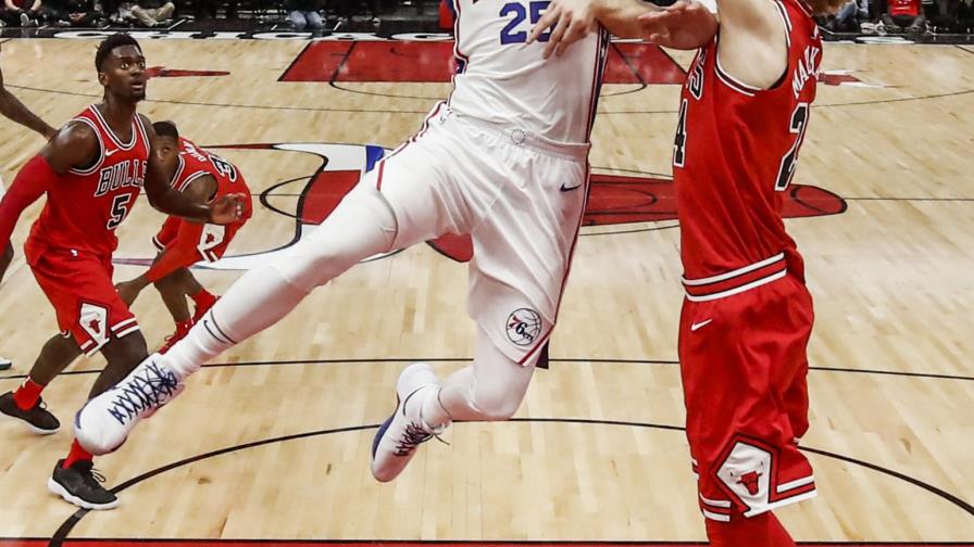 Simmons sella la agónica victoria de 76ers ante Bulls