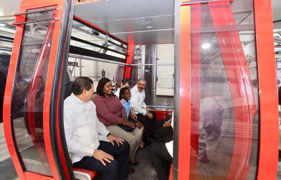 Danilo Medina realiza recorrido en el Teleférico de Santo Domingo