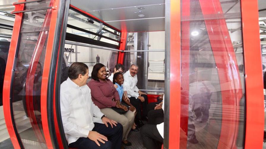 Danilo Medina realiza recorrido en el Teleférico de Santo Domingo