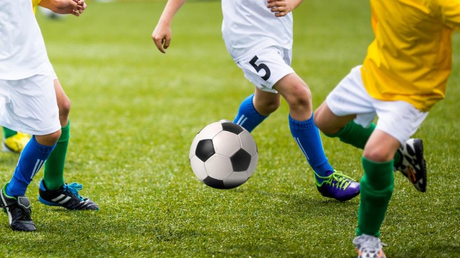 Un niño pide disculpas a un árbitro por la actitud de su padre en la grada