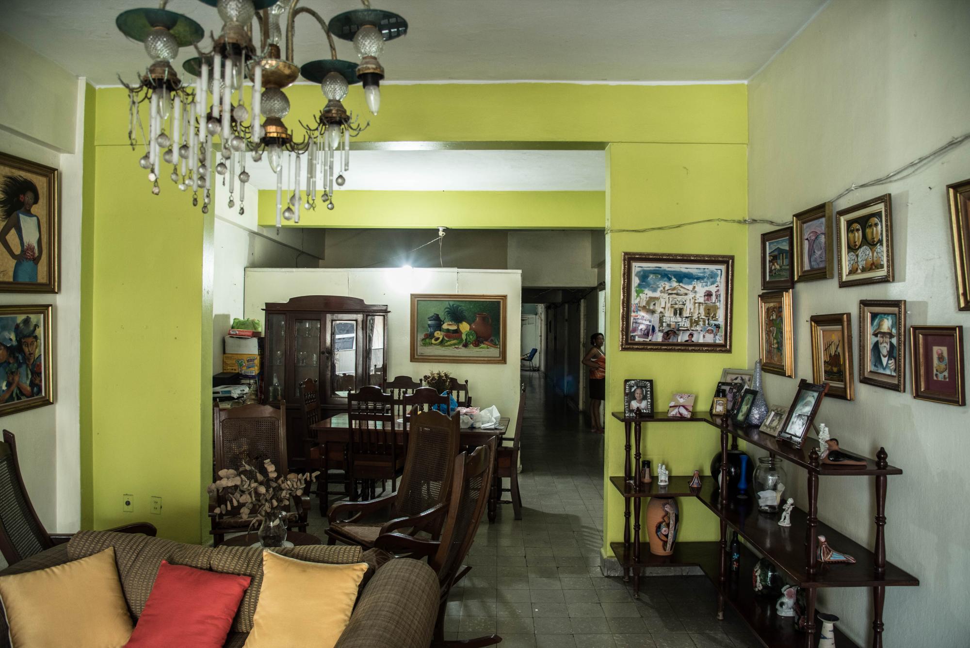 Vista desde el balcón hacia adentro de uno de los apartamentos.