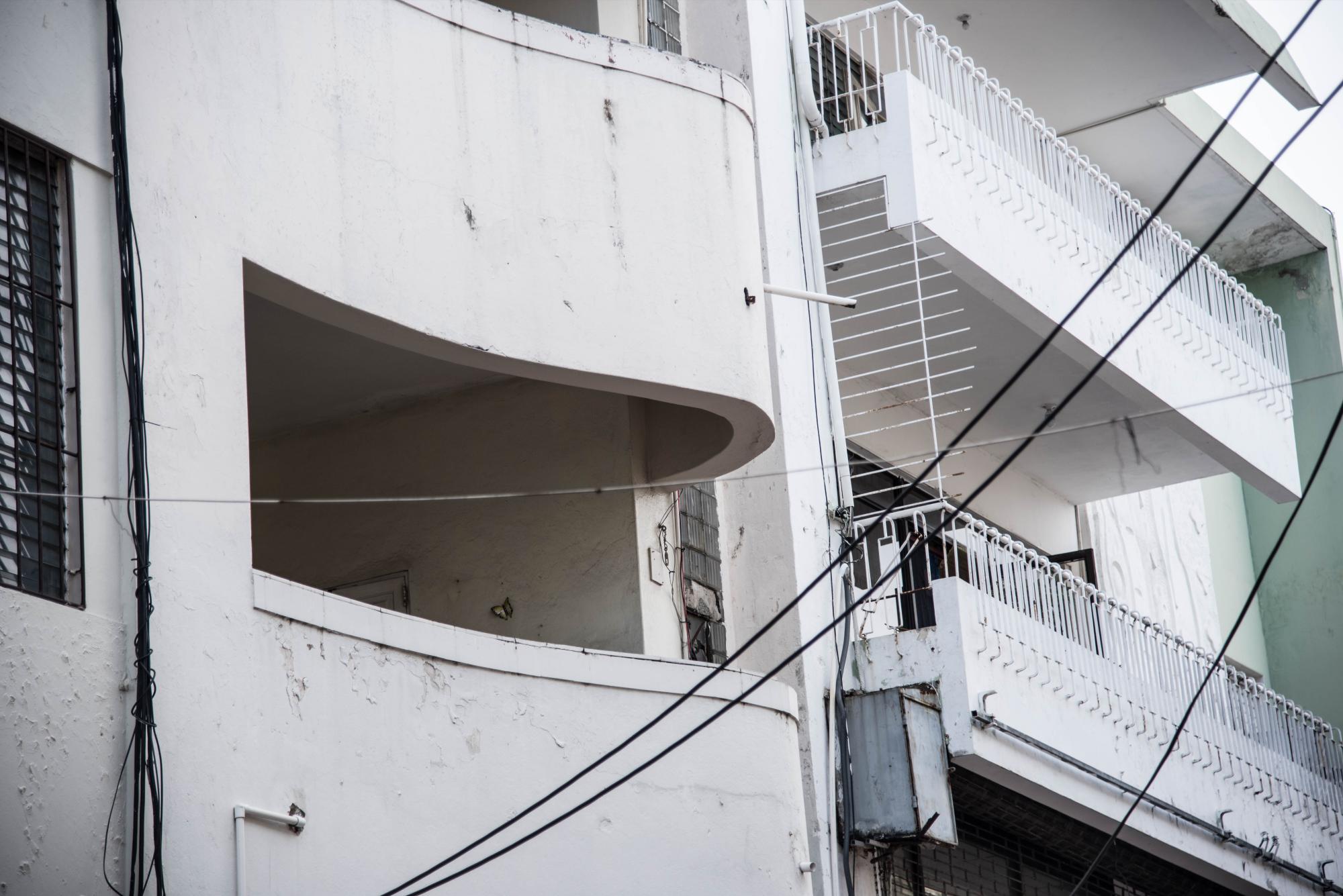 Los balcones han sufrido intervención.