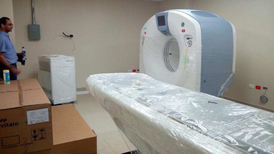 Instalan tomógrafo en hospital Arturo Grullón de Santiago