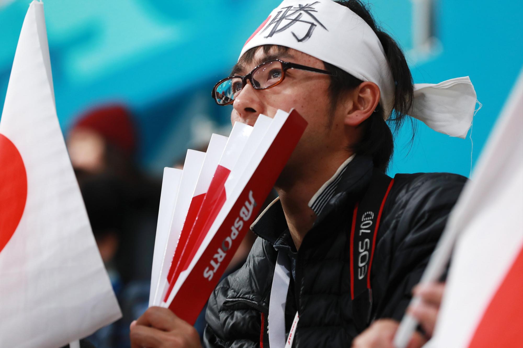 Partidario de los aplausos de Japón durante el juego final de la Medalla de Bronce Femenina de Curling entre Japón y Gran Bretaña.