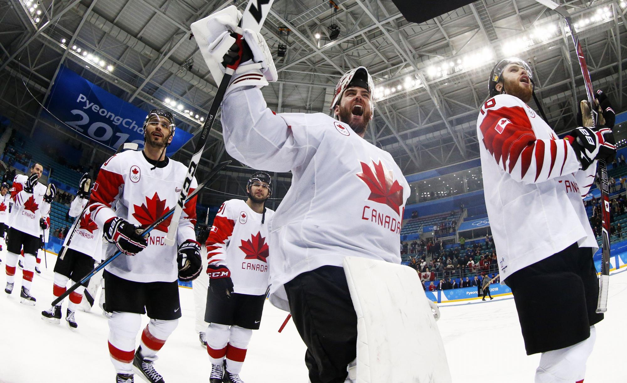 Golies de Canadá Kevin Poulin (C) y sus compañeros celebran el partido por la medalla de bronce masculino ante la República Checa.