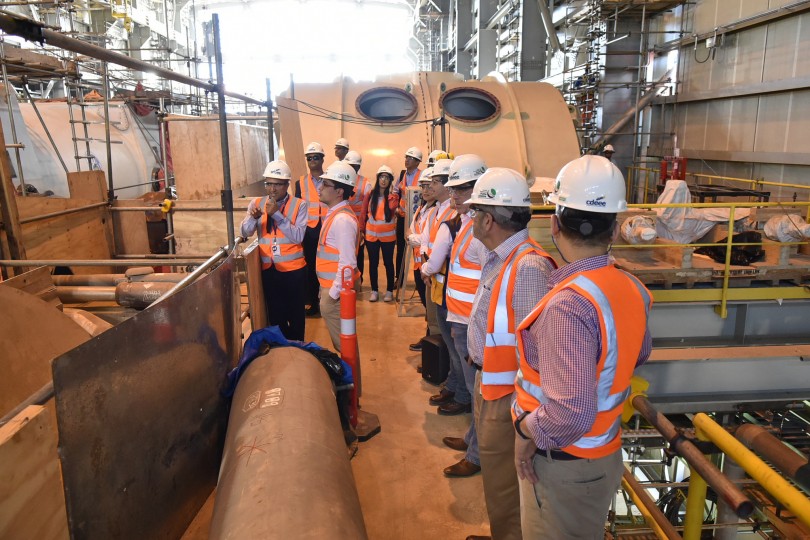 Comitiva del BID en las instalaciones de Punta Catalina.