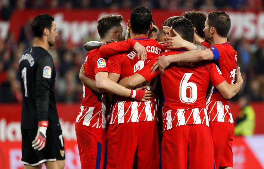 Atlético de Madrid golea 5-2 en Sevilla y sigue la estela del Barça