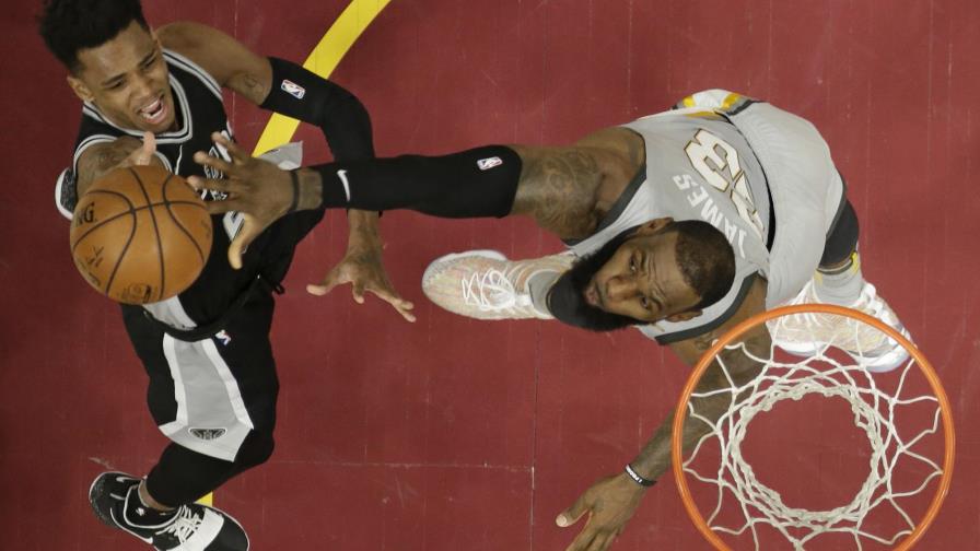 Spurs frena su mala racha y vencen a un LeBron que bordeó el triple-doble