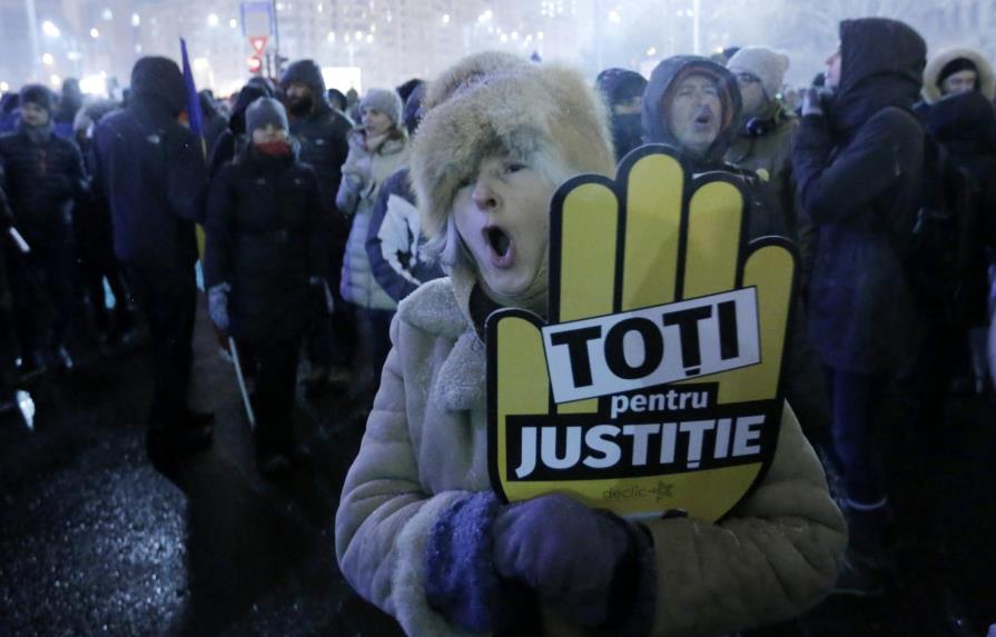 Miles de rumanos apoyan a la fiscal anticorrupción ante ataques del Gobierno