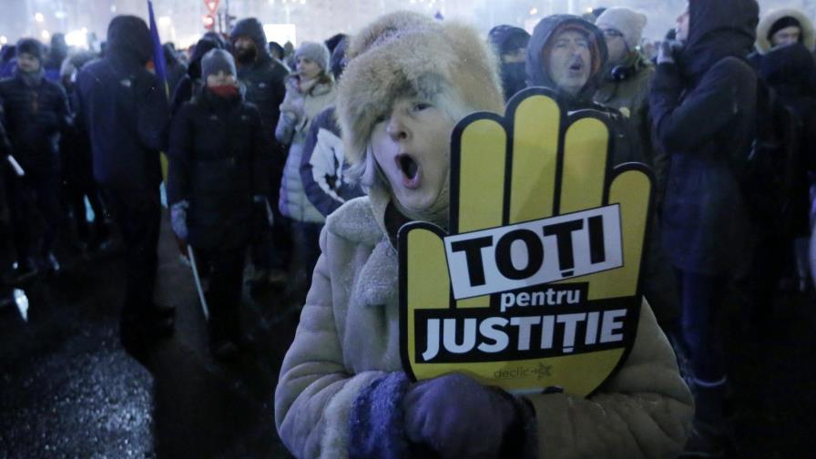 Miles de rumanos apoyan a la fiscal anticorrupción ante ataques del Gobierno