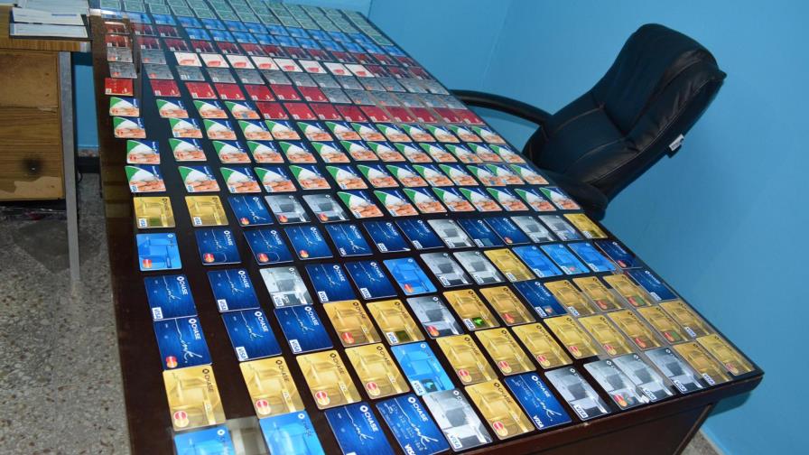 Policía desmantela laboratorio para clonar tarjetas de crédito Policía desmantela laboratorio para clonar tarjetas de crédito