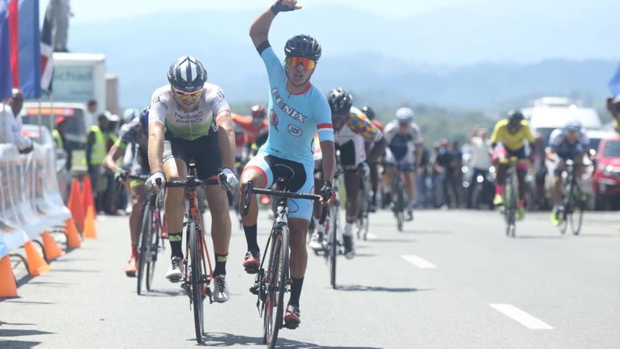 Augusto está a 130 kilómetros de asegurar su segundo título de la Vuelta