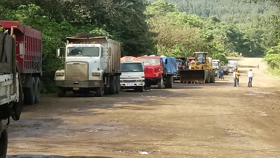 Protestan para que reparen carretera que da acceso al vertedero de Monseñor Nouel