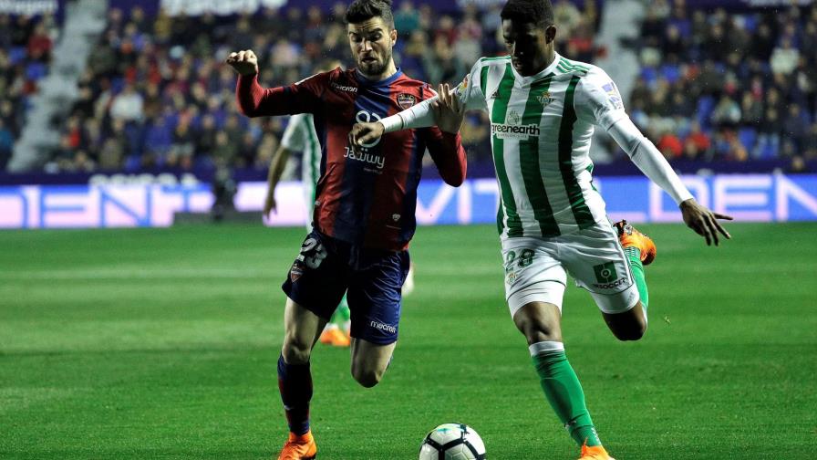 Con Junior Firpo de titular, el Betis mira a Europa tras superar a un Levante que se acerca al abismo